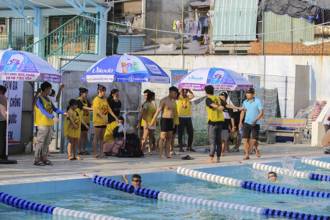 Các vận động viên khởi động chuẩn bị tham gia các cuộc tranh tài giải bơi.