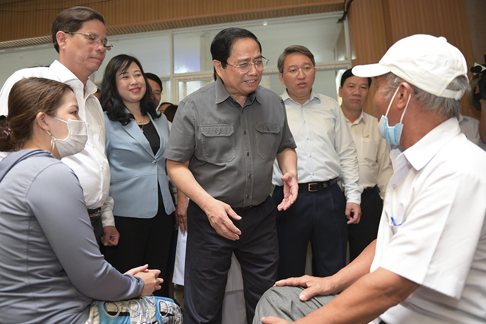 Thủ tướng Phạm Minh Chính thăm hỏi người nhà bệnh nhân đang điều trị tại Bệnh viện Đa khoa tỉnh Khánh  Hòa.