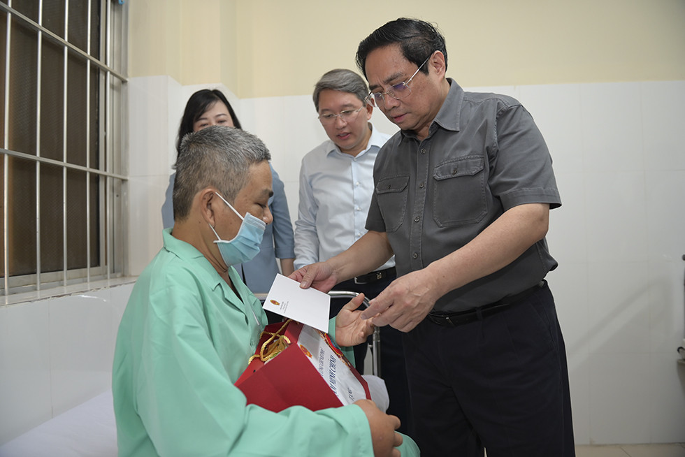  Thủ tướng tặng quà động viên một bệnh nhân đang điều trị ở Bệnh viện Đa khoa tỉnh
