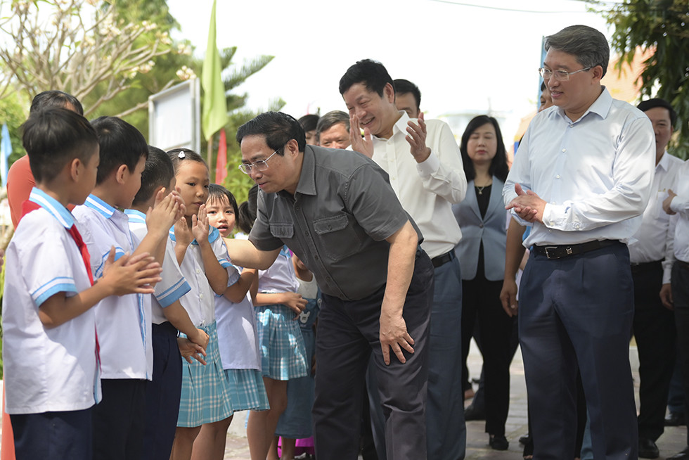Thủ tướng Chính phủ Phạm Minh Chính đến thăm hỏi, động viên các thiếu nhi tại Làng Trẻ em SOS Nha Trang.