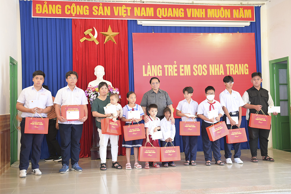 Thủ tướng  tặng quà cho các trẻ em mồ côi cha, mẹ do dịch Covid-19, đang được nuôi dưỡng tại Làng Trẻ em SOS Nha Trang