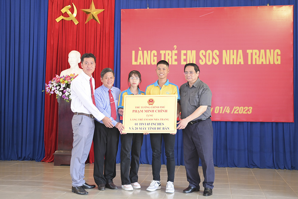 Thủ tướng tặng quà cho các trẻ em tại Làng Trẻ em SOS Nha Trang.