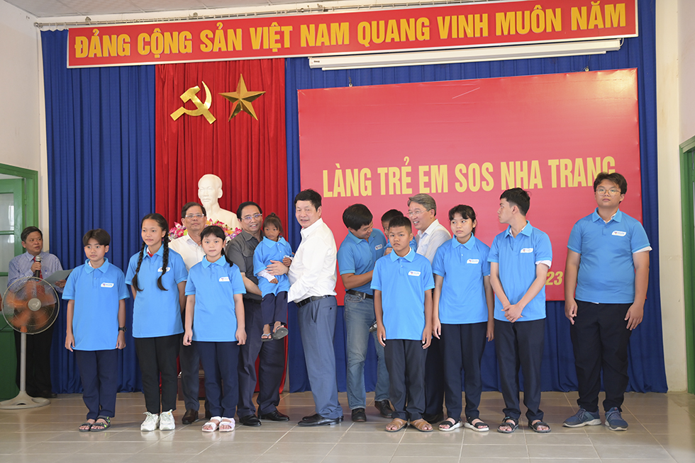 Thủ tướng trao tặng trang thiết bị cho Làng Trẻ em SOS Nha Trang.