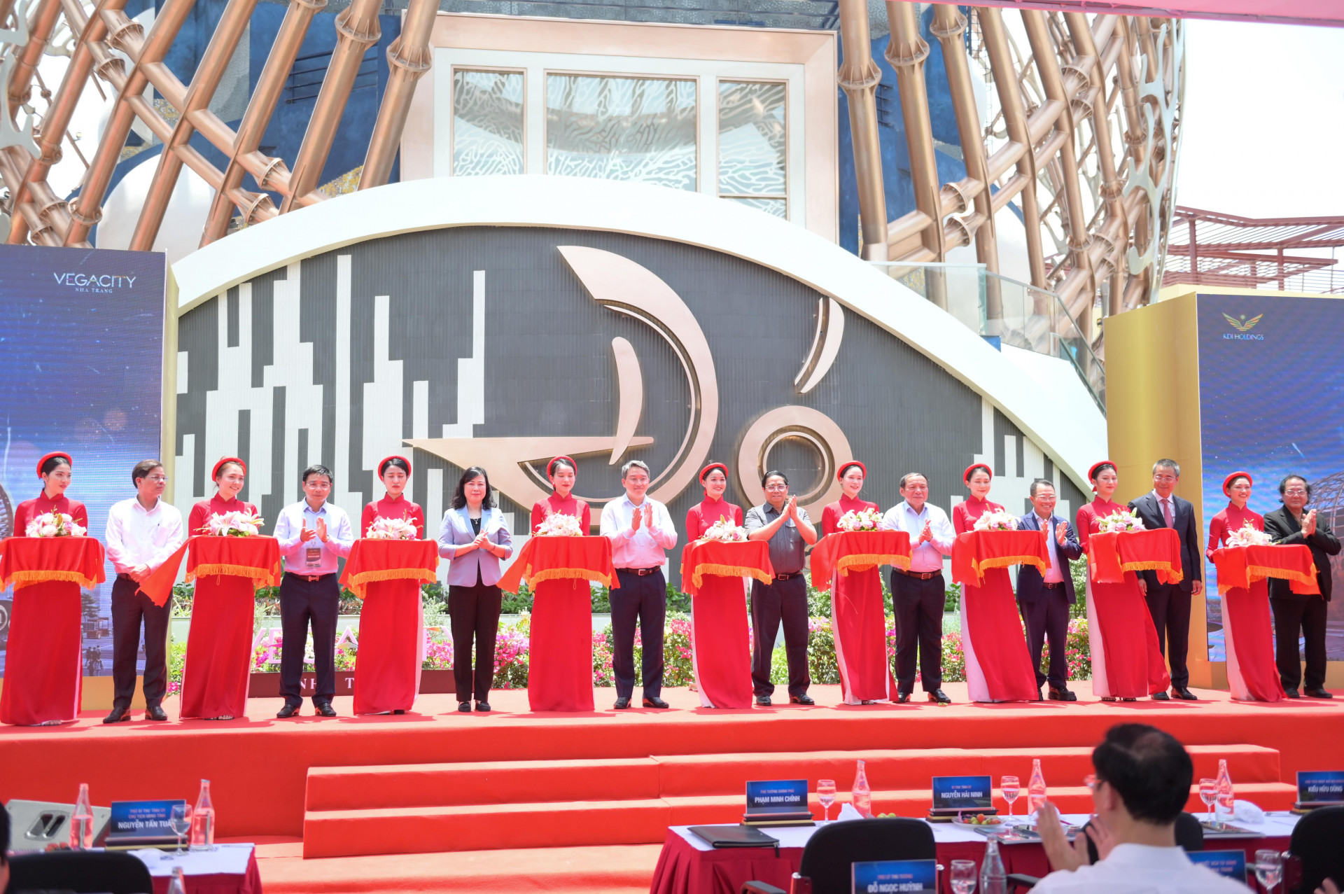 Prime Minister Pham Minh Chinh attended the inauguration of Do Theater