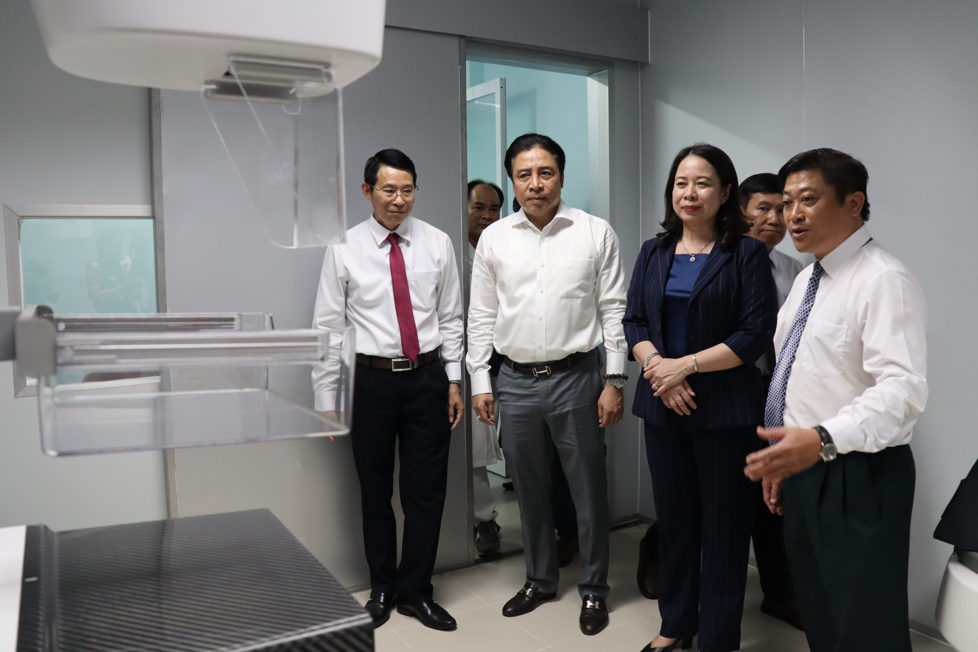 Phó Chủ tịch nước thăm quan hệ thống máy móc hiện đại tại bệnh viện