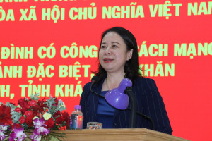 Phó Chủ tịch nước Võ Thị Ánh Xuân tặng quà tại huyện Diên Khánh