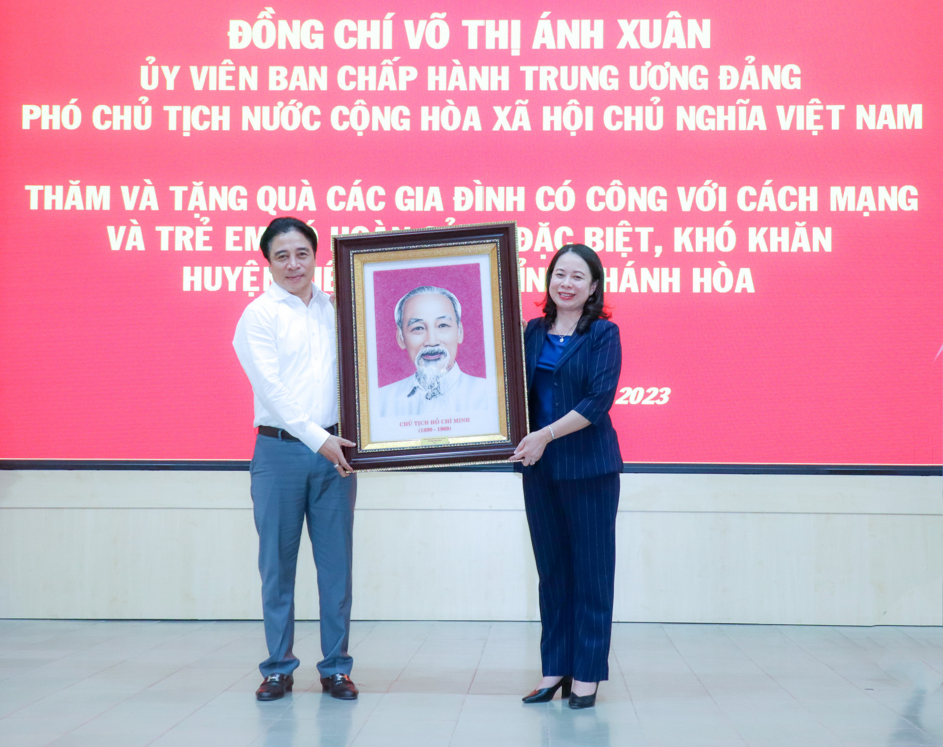 Phó Chủ tịch nước Võ Thị Ánh Xuân tặng bức tranh chân dung Bác Hồ cho tỉnh Khánh Hòa 