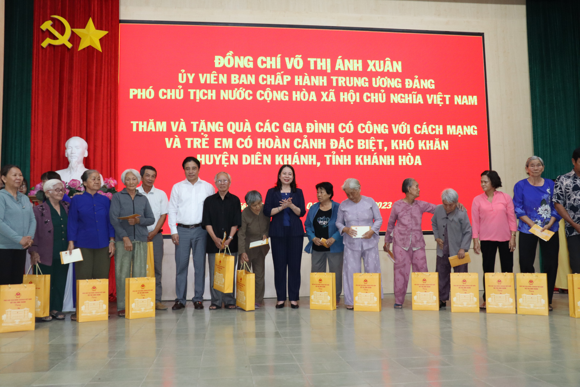 Phó Chủ tịch nước Võ Thị Ánh Xuân và ông Nguyễn Khắc Toàn tặng quà cho các gia đình cách mạng.