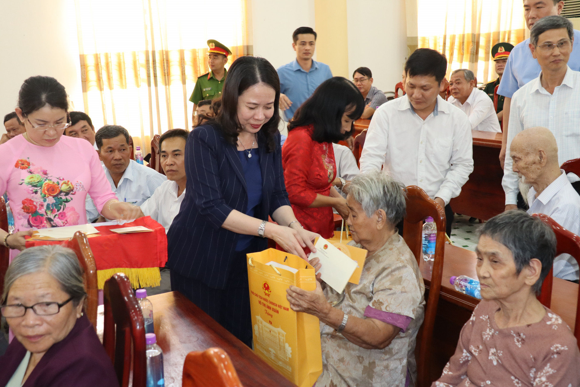 Phó Chủ tịch nước tặng quà cho một gia đình cách mạng trên địa bàn huyện Diên Khánh