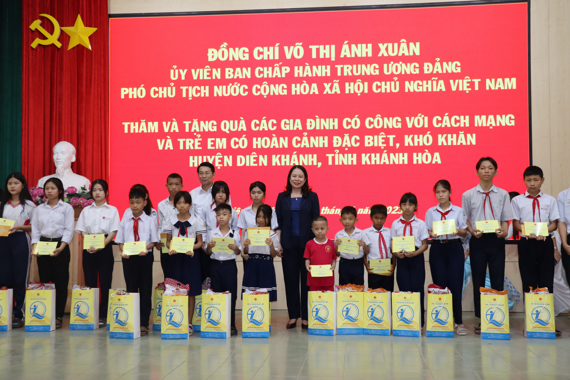 Phó Chủ tịch nước tặng quà cho các trẻ em có hoàn cảnh đặc biệt, kos khăn
