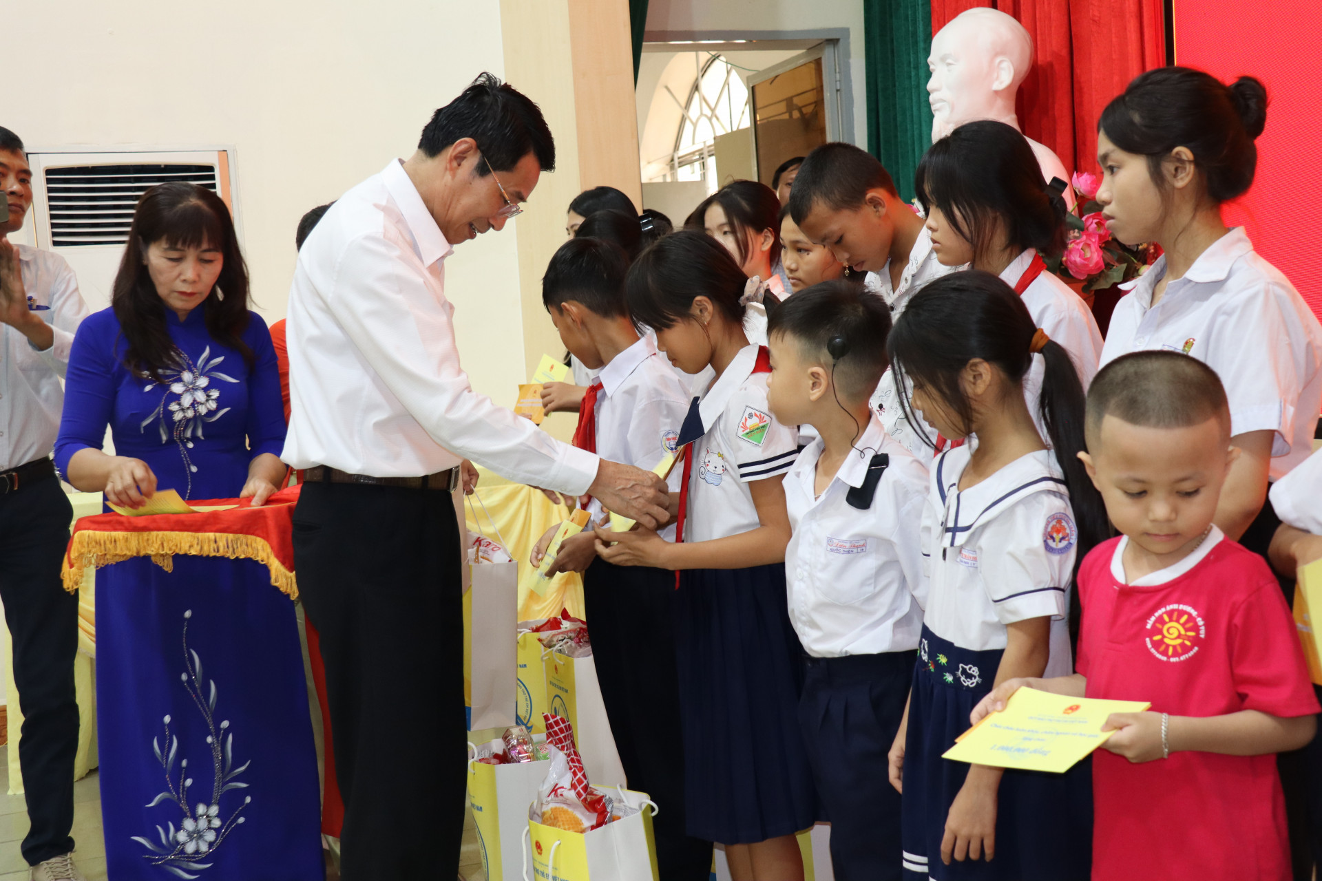 Ông Đinh Văn Thiệu tặng quà cho trẻ em có hoàn cảnh đặc biệt, khó khăn
