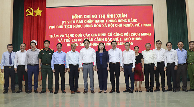 Phó Chủ tịch nước Võ Thị Ánh Xuân chụp hình lưu niệm cùng lãnh đạo tỉnh và huyện DIên Khánh