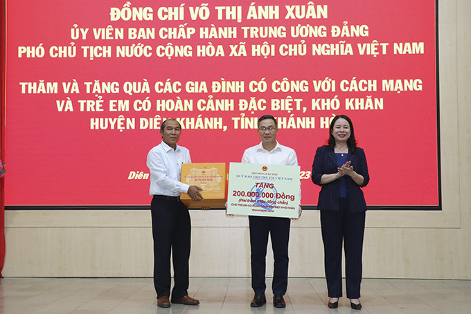 Phó Chủ tịch nước trao tượng trưng 200 triệu đồng cho lãnh đạo huyện Diên Khánh.