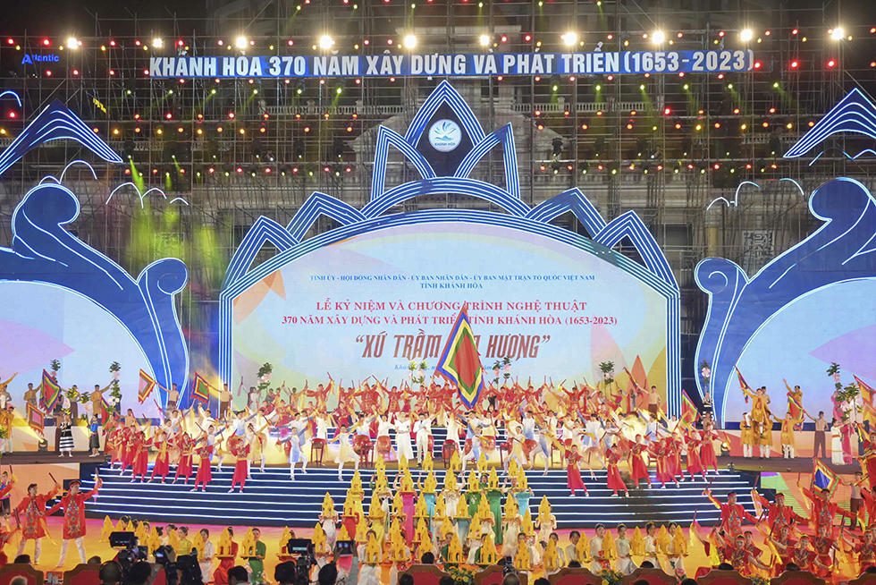 Tiết mục mở màn chương trình lễ kỷ niệm 370 năm xây dựng và phát triển tỉnh Khánh Hòa..