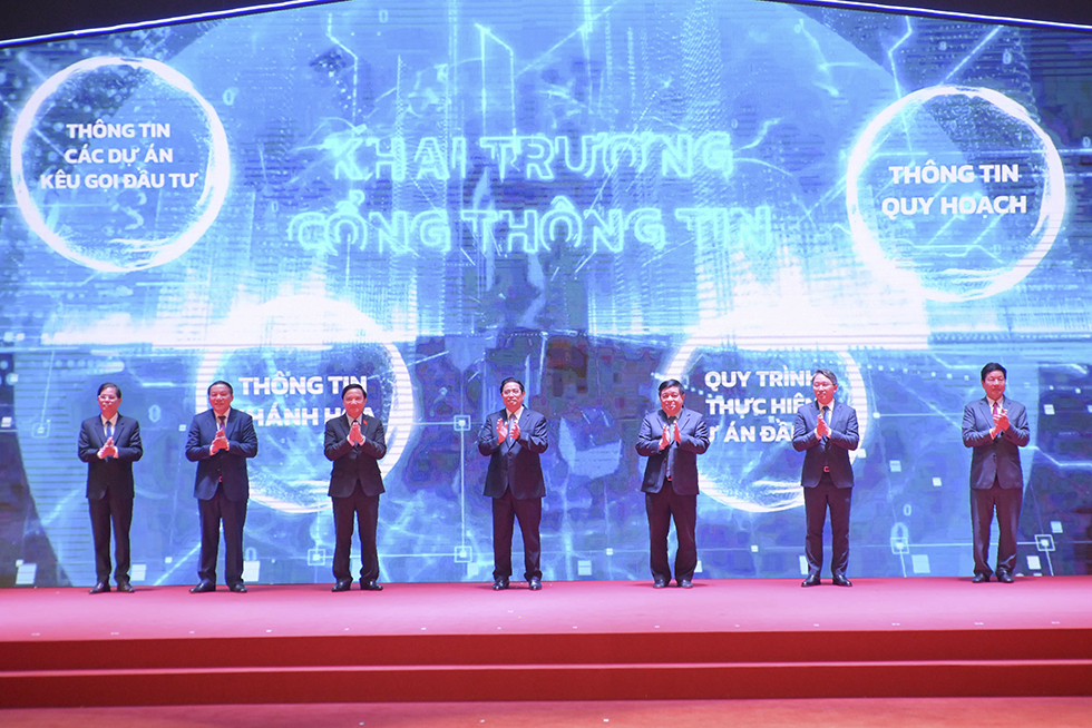 Thủ tướng Chính Phủ Phạm Minh Chính cùng các vị lãnh đạo tiến hành lễ khai trương Cổng Thông tin xúc tiến đầu tư tỉnh Khánh Hòa.