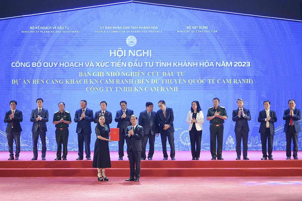 Lãnh đạo tỉnh Khánh Hòa trao biên bản ghi nhớ phát triển dự án cho đại diện các doanh nghiệp.