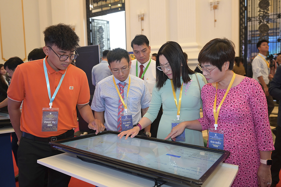 Các đại biểu, doanh nghiệp tìm hiểu về thông tin các dự án, khu công nghiệp tại Khánh Hòa.