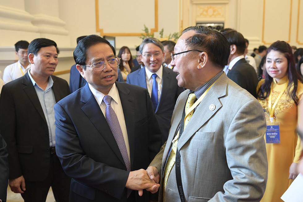 Thủ tướng Chính phủ Phạm Minh Chính gặp gỡ các doanh nghiệp bên lề hội nghị.
