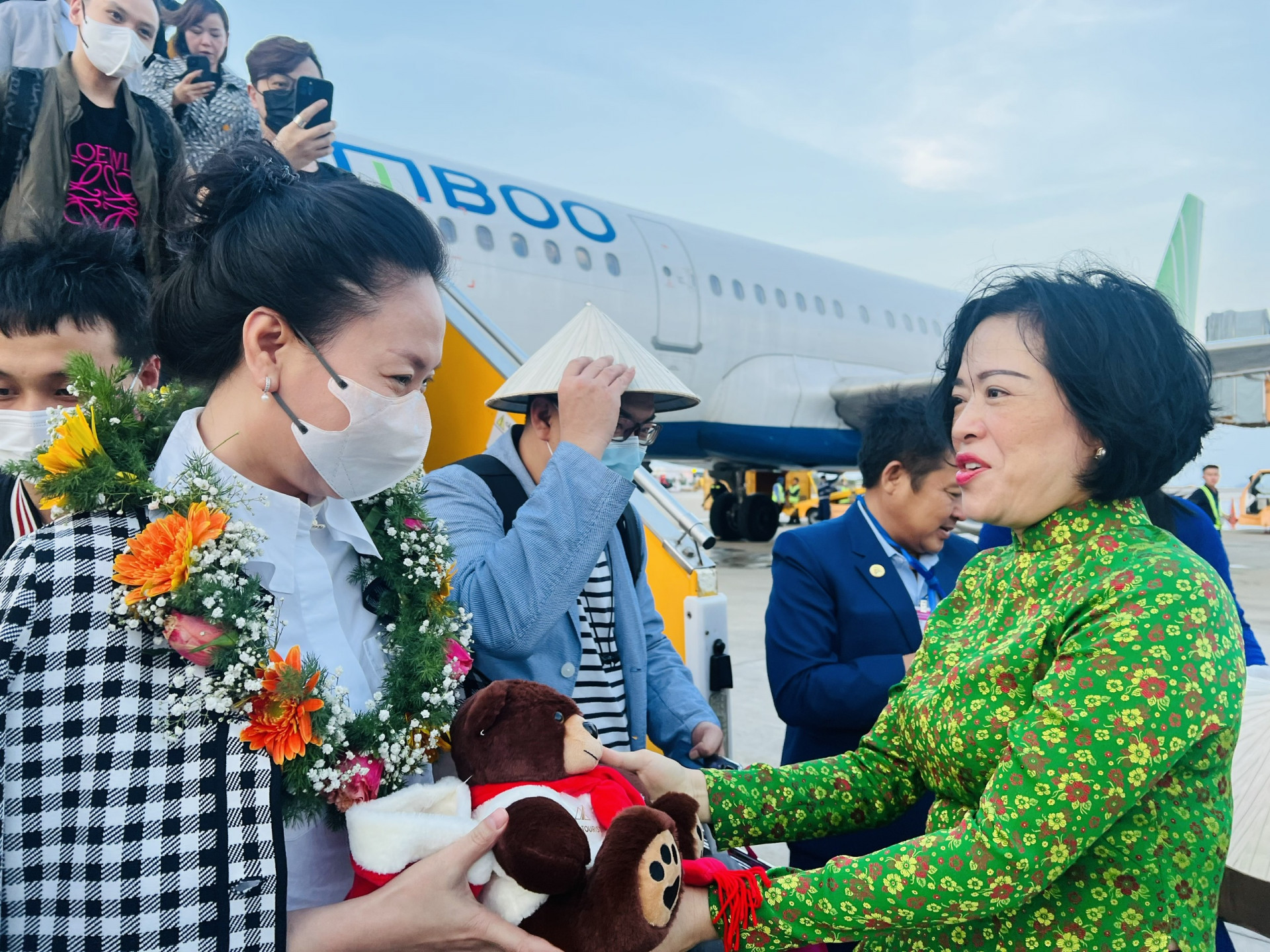  Bà Lê Thị Hồng Minh - Tổng giám đốc Công ty cổ phần Nhà ga quốc tế Cam Ranh tặng quà cho du khách Trung Quốc