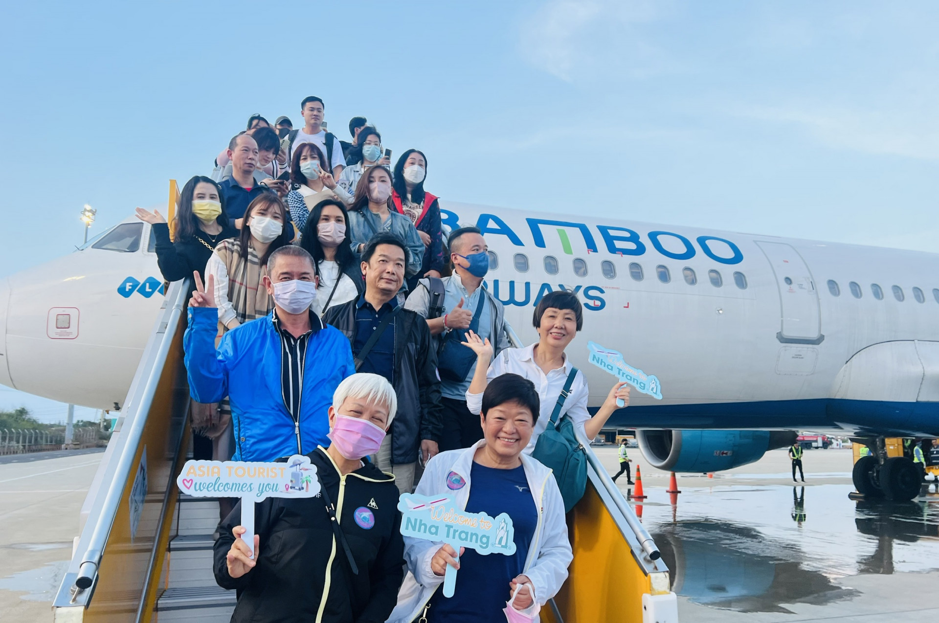 Du khách Trung Quốc hào hứng khi đến sân bay Cam Ranh