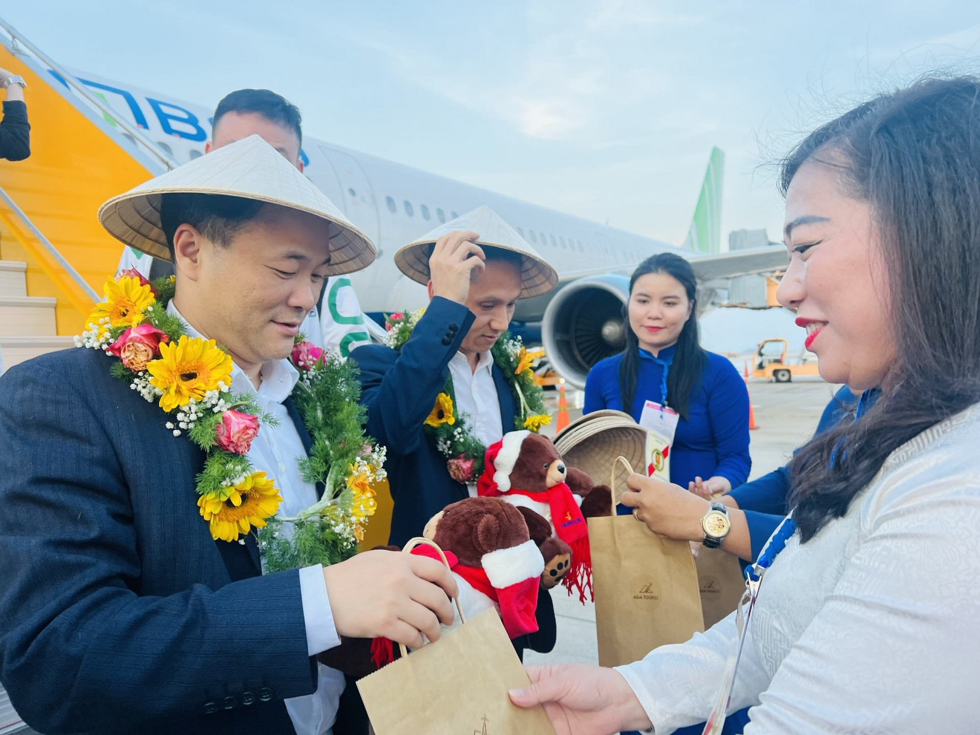 Bà Nguyễn Thị Lệ Thanh - Giám đốc Sở Du lịch tặng quà cho khách Trung Quốc đến Khánh Hòa trên chuyến bay của Bamboo Airways
