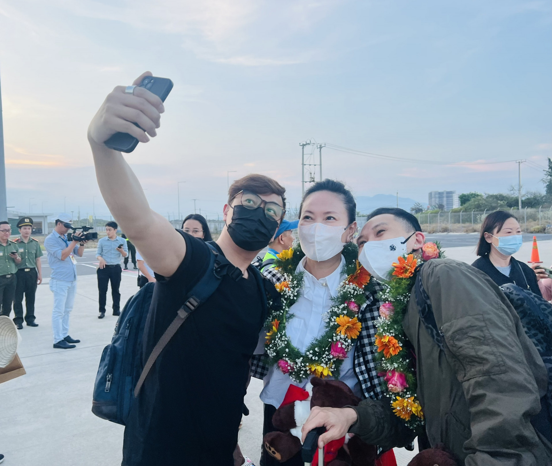 Du khách Trung Quốc chụp hình selfie khi đến Khánh Hòa