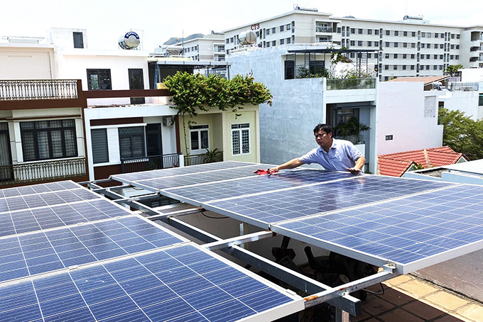 Hệ thống điện mặt trời mái nhà của một hộ dân tại phường Phước Long, Nha Trang.