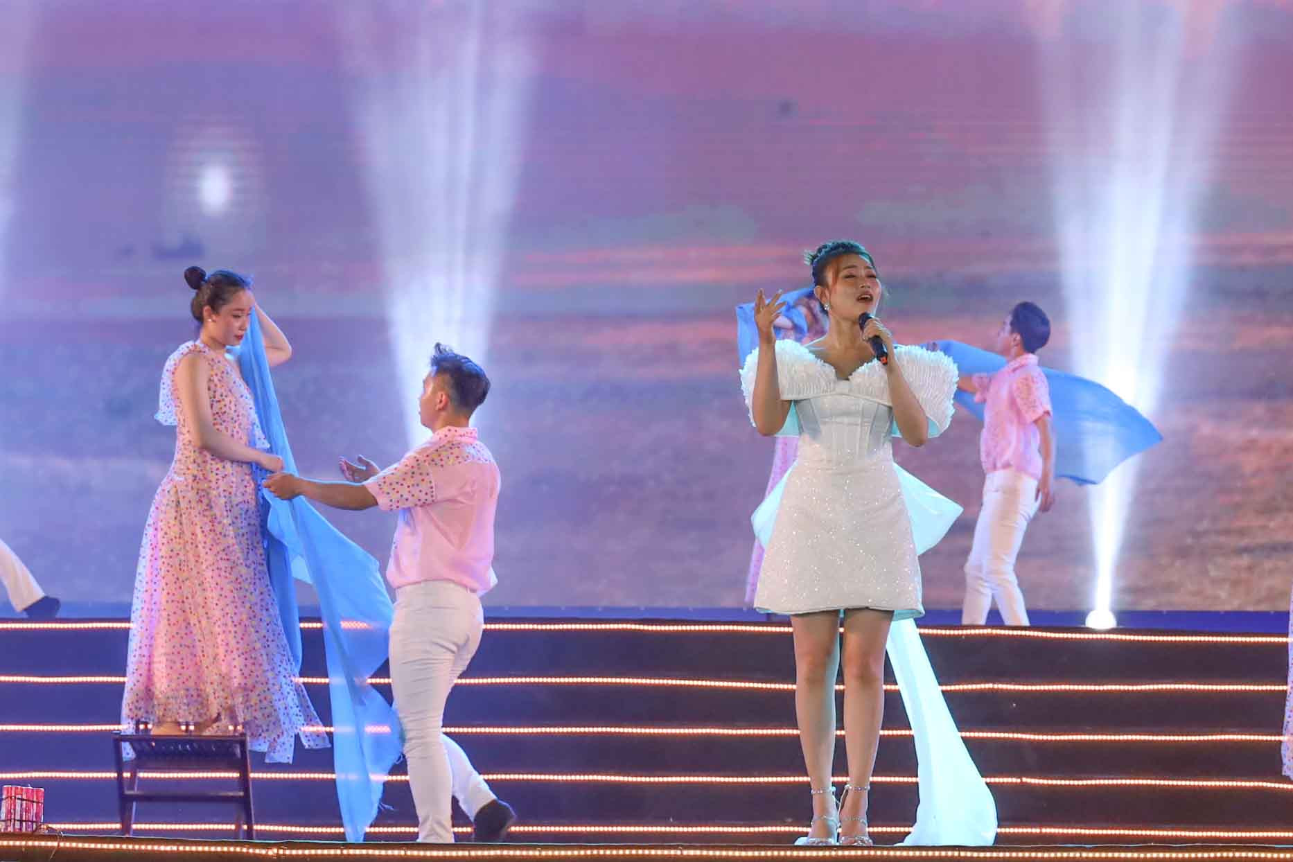Ca sĩ Trương Thùy Dương thể hiện ca khúc Chuyện tình của biển. 