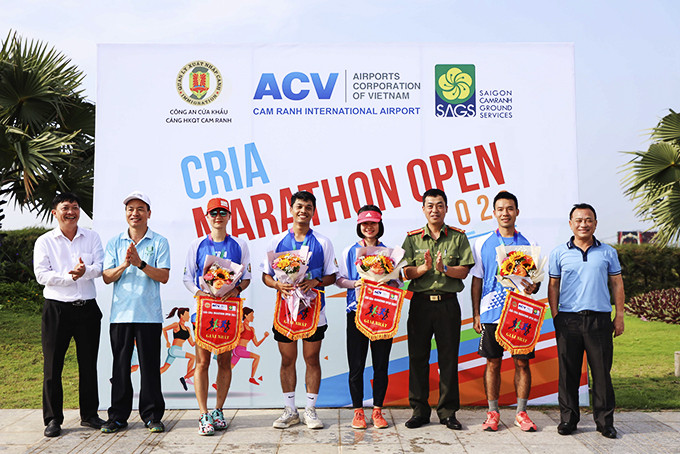 Ban tổ chức trao giải cho các vận động viên đạt giải nhất.