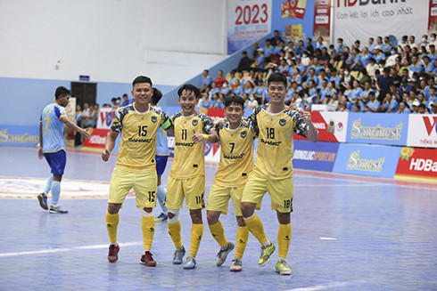 Các cầu thủ Sahako trong niềm vui có được chiến thắng nghẹt thở trước đội chủ nhà Sanvinest Khánh Hòa.