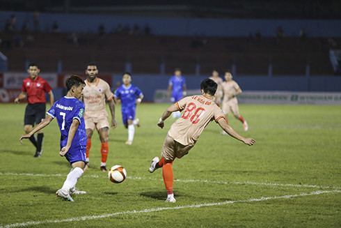 Trận đấu giữa Khánh Hòa FC (xanh) và Công an Hà Nội (nâu)