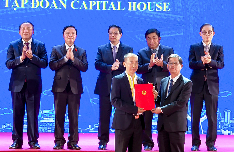 Đại diện Tập đoàn Capital House, ông Đỗ Đức Đạt - Chủ tịch HĐQT (bên trái ảnh) nhận nhiệm vụ thực hiện nghiên cứu đầu tư xây dựng nhà ở xã hội đạt tiêu chuẩn công trình Xanh từ ông Nguyễn Tấn Tuân - Phó Bí thư Tỉnh ủy, Chủ tịch UBND tỉnh.