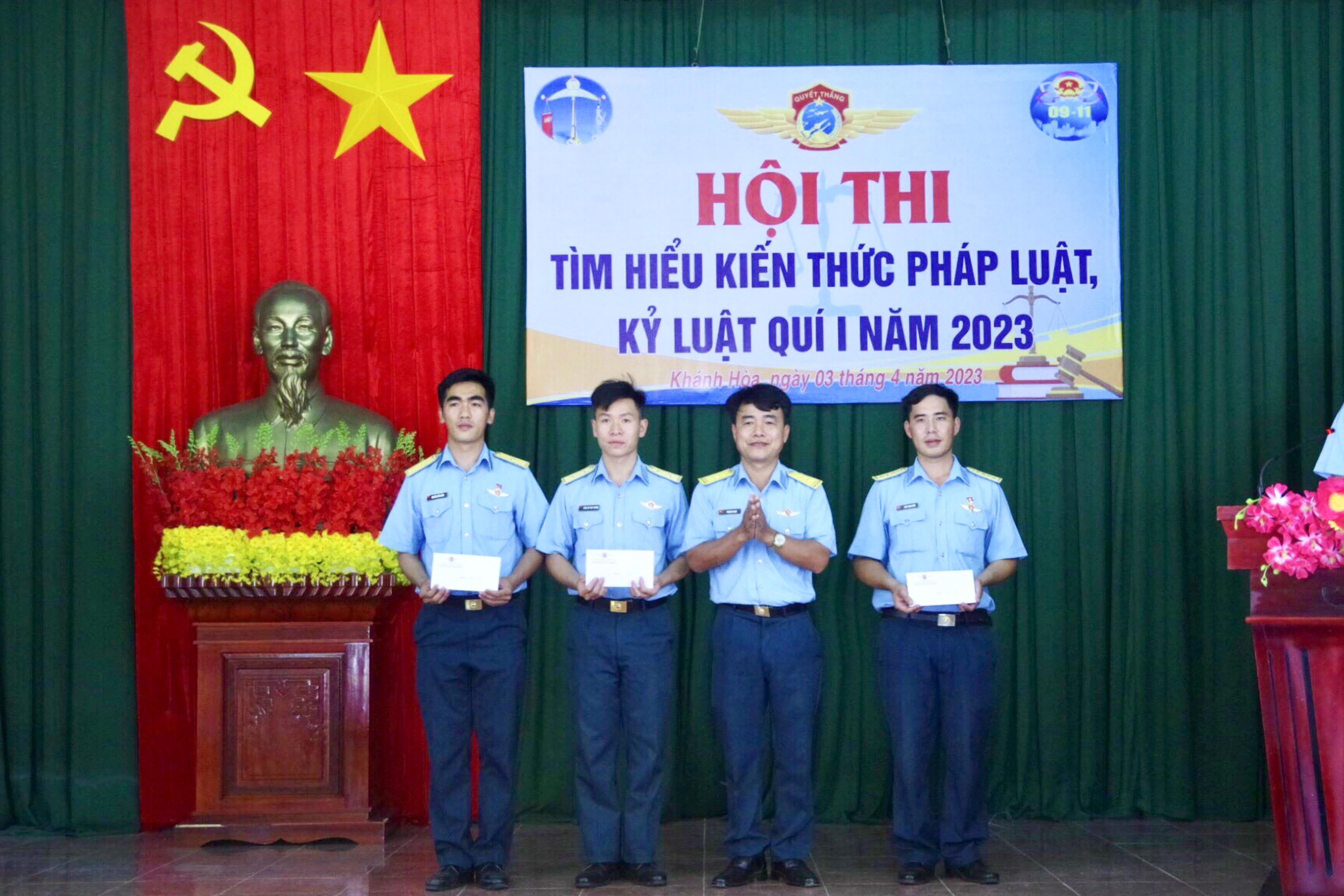 Ban tổ chức trao thưởng cho các đội đạt thành tích cao