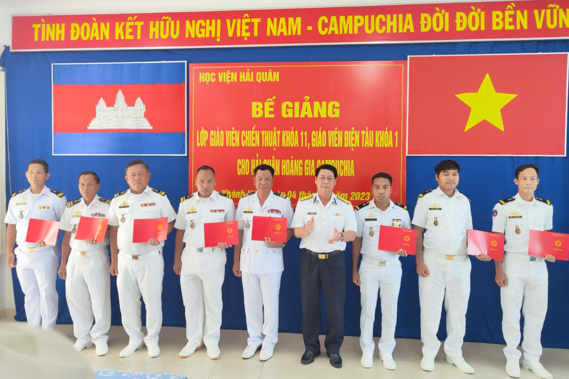 Lãnh đạo Học viện Hải quân trao chứng nhận tốt nghiệp cho các học viên Campuchia