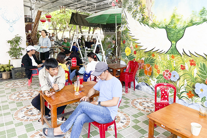 Các quán cà phê ở xã Cam An Bắc nhộn nhịp khách.