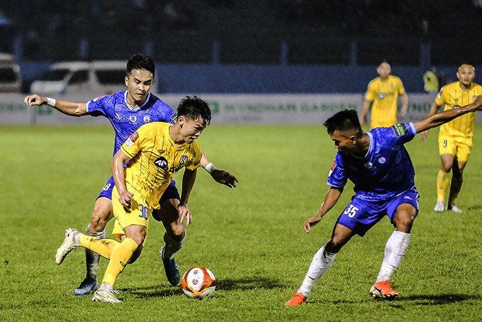 Khánh Hòa FC (áo đen) trong trận hòa 2-2 với Sông Lam Nghệ An  trên sân nhà vòng 4.