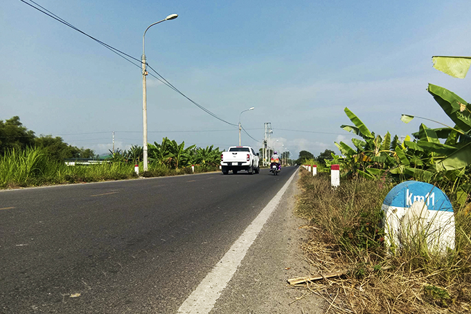 Cột mốc cây số bị bong tróc chữ, số