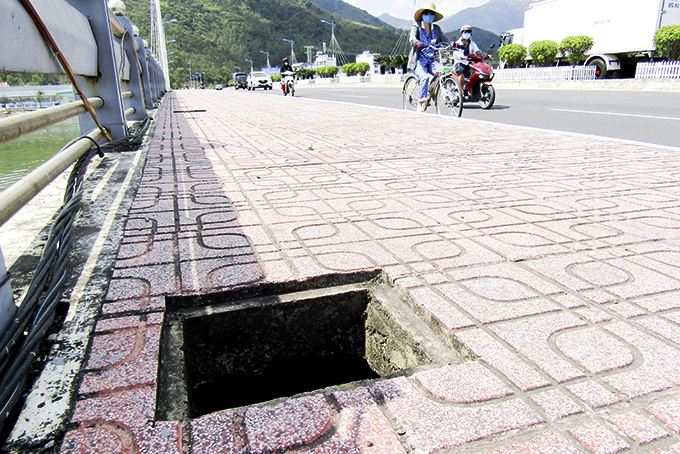 Sớm đậy các nắp hố