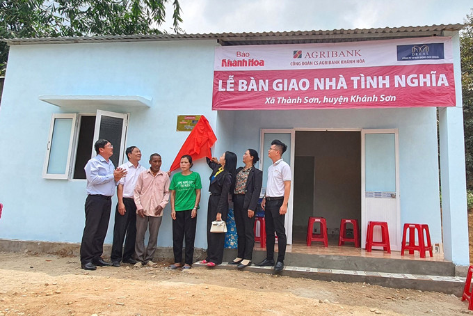 Lãnh đạo các đơn vị tháo băng khánh thành, bàn giao nhà cho gia đình ông Cao Hiện.