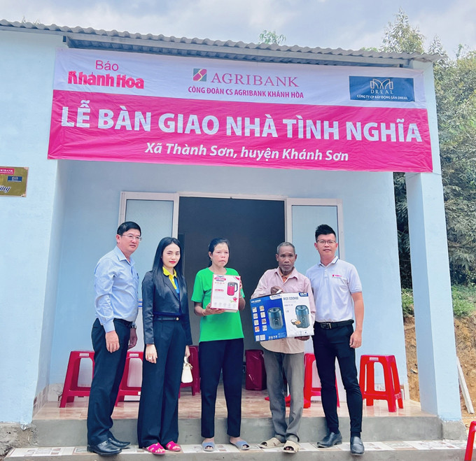 Lãnh đạo Báo Khánh Hòa và các đơn vị tài trợ tặng quà mừng nhà mới cho gia đình ông Cao Hiện.