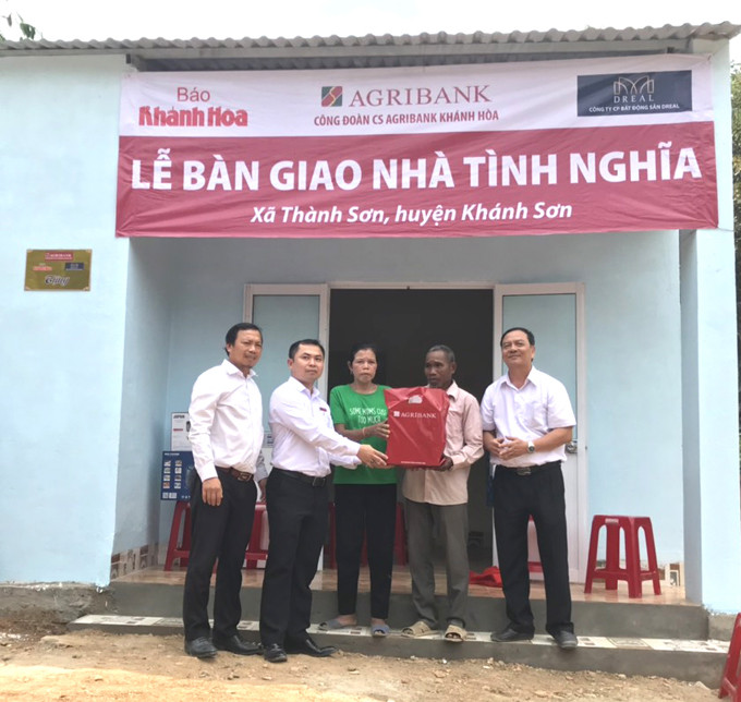 Lãnh đạo Agribank Chi nhánh Khánh Hòa tặng quà cho gia đình.