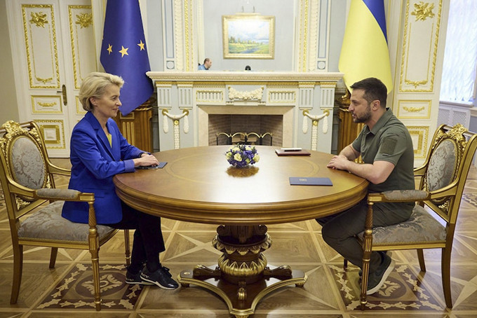 Tổng thống Ukraine Zelensky tiếp Chủ tịch Ủy ban châu Âu Ursula von der Leyen khi bà thăm Kiev vào tháng 9/2022. Ảnh: AFP