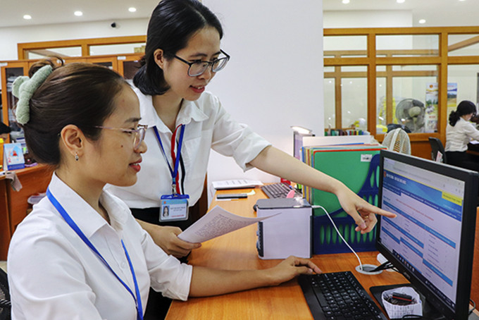 Công chức Phòng Kế toán nhà nước, Kho bạc Nhà nước Khánh Hòa  thao tác trên hệ thống Dịch vụ công trực tuyến.