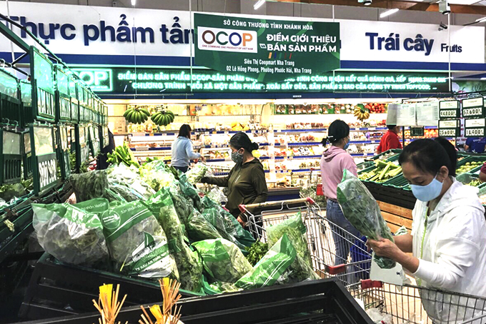 Khách hàng mua sắm tại Siêu thị Co.opmart Nha Trang.