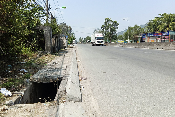 Cần đậy nắp mương