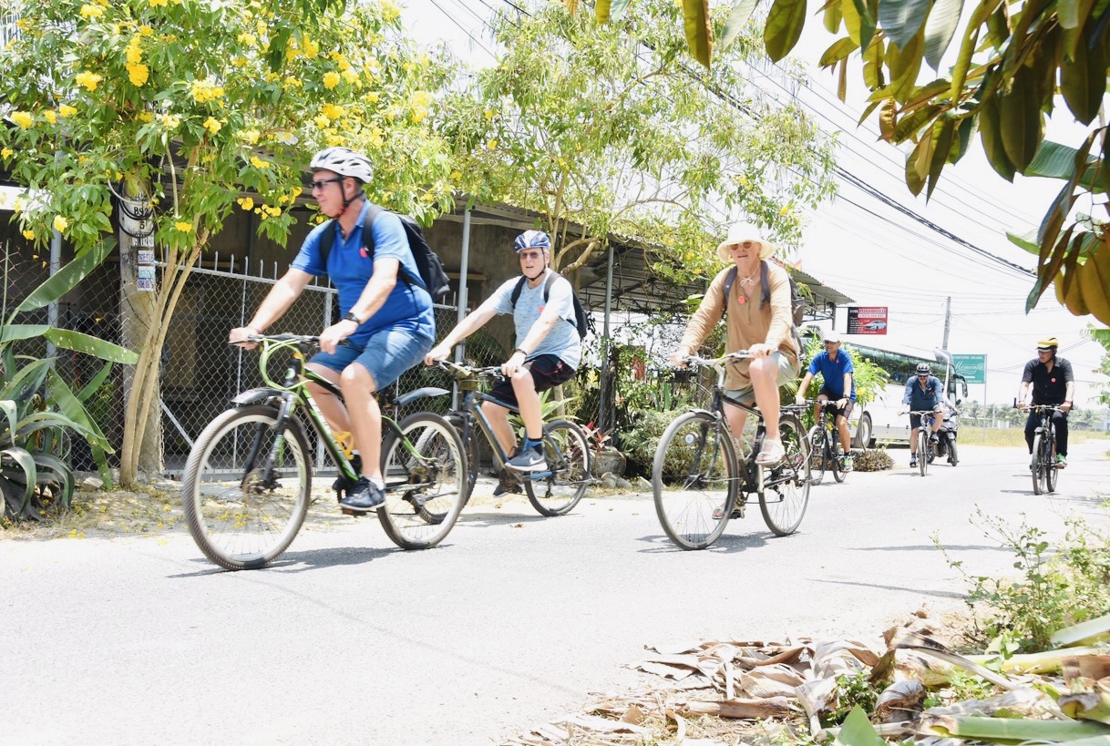 Khách du lịch tham quan đồng quê Diên Khánh bằng xe đạp