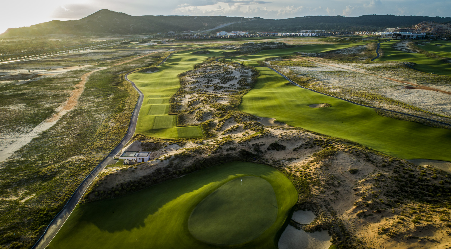 KN Golf Links được thiết kế 27 lỗ, với 18 lỗ theo phong cách sân links (liền kề bờ biển)