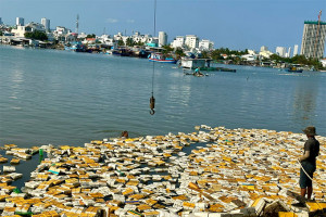 Nha Trang: Tháo dỡ lồng, bè nuôi thủy sản trái phép khu vực cảng Hòn Rớ