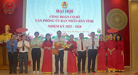 Ban chấp hành Công đoàn cơ sở Văn phòng UBND tỉnh nhiệm kỳ 2023-2028  ra mắt đại hội.