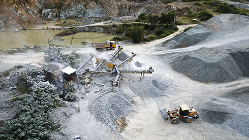 Khai thác khoáng sản tại mỏ đá núi Sầm (thị xã Ninh Hòa).